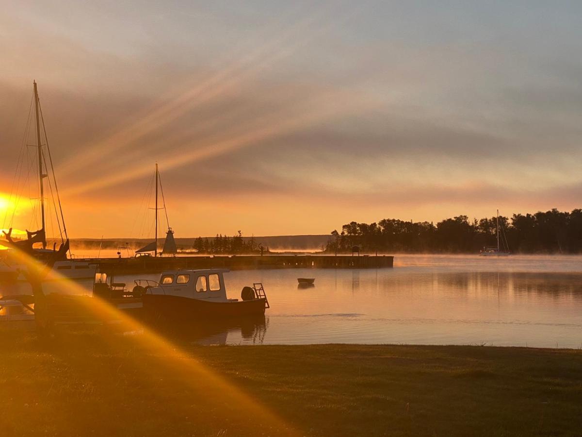 The Water'S Edge Inn & Gallery Baddeck Inlet Extérieur photo